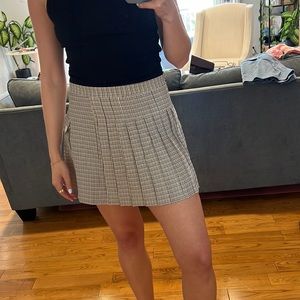 Plaid mini skirt w/ side pocket detail. Size M